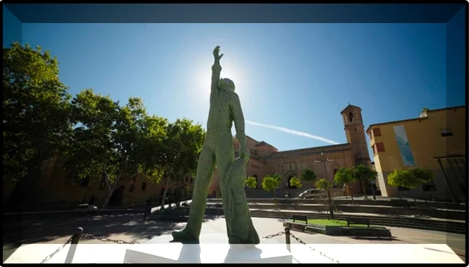 Monumento y parque en Linares